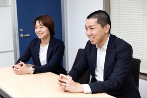 左からマーケティングコンサルティングチーム　田中、星野
